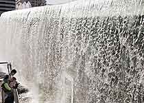 廣州東站廣場水景瀑布天氣